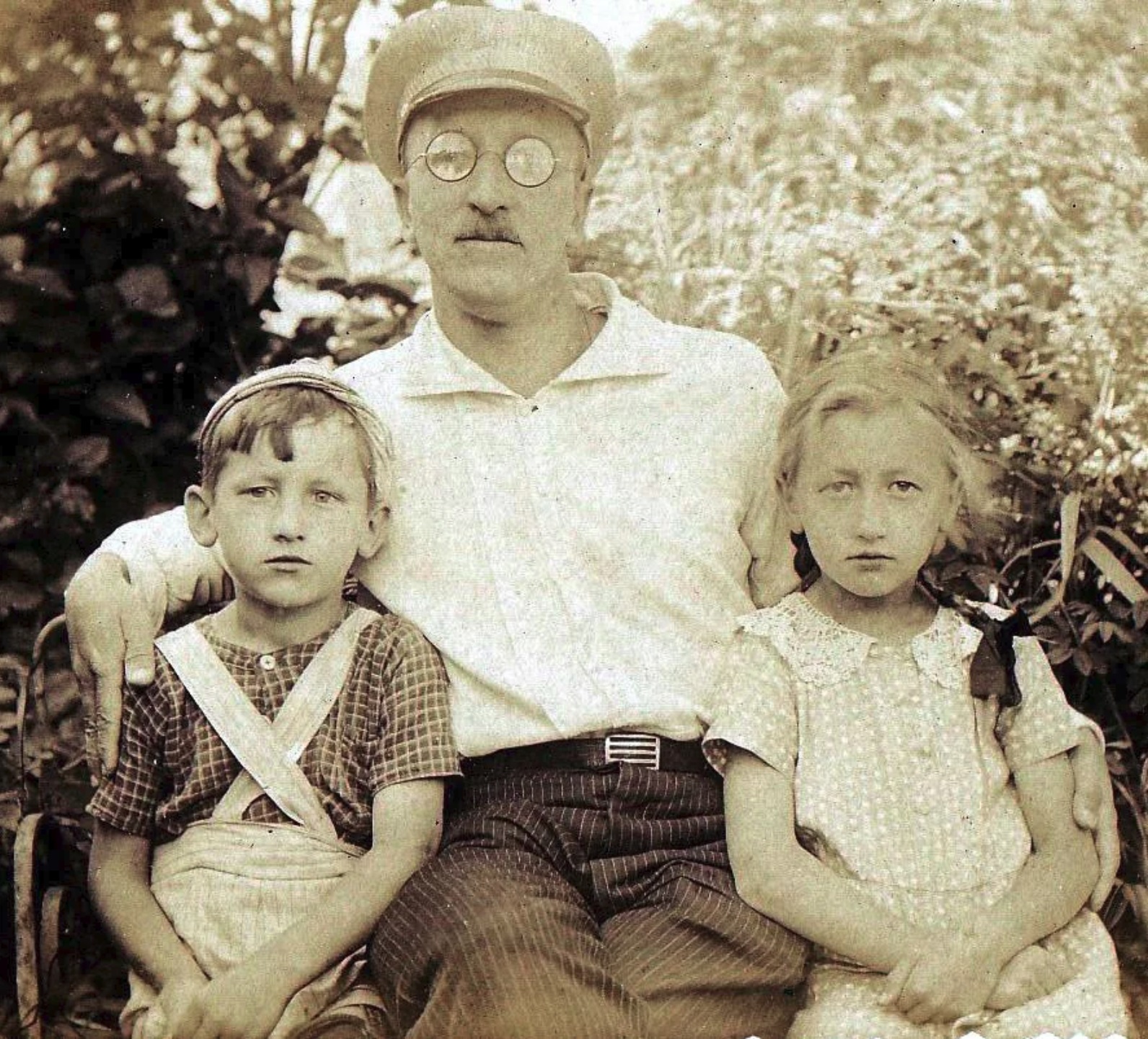 Борис Малышев с детьми Модестом и Ольгой