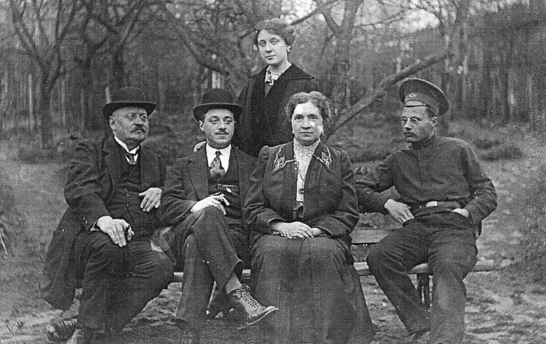 До революции Родители Бориса Малышева с друзьями и Николай Воробьев (справа)